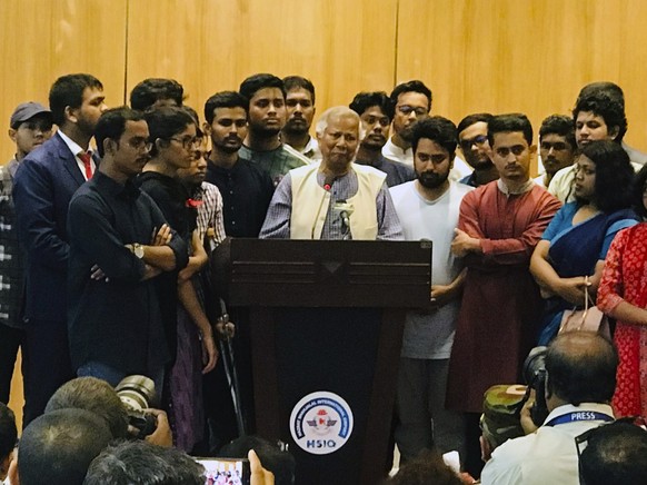 dpatopbilder - SCREENSHOT - 08.08.2024, Bangladesch, Dhaka: Friedensnobelpreisträger Muhammad Yunus (M) spricht am Flughafen bei seiner Ankunft in Dhaka zu Journalisten. Yunus ist in Bangladesch einge ...