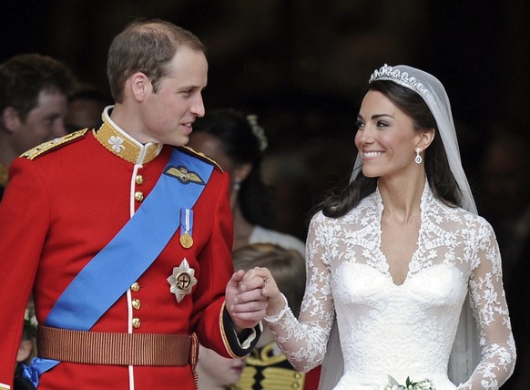 ARCHIV - 29.04.2011, Großbritannien, London: Der britische Prinz William und seine Frau Kate, Herzogin von Cambridge, stehen vor der Westminster Abbey nach ihrer königlichen Hochzeit in London. Bei Pr ...