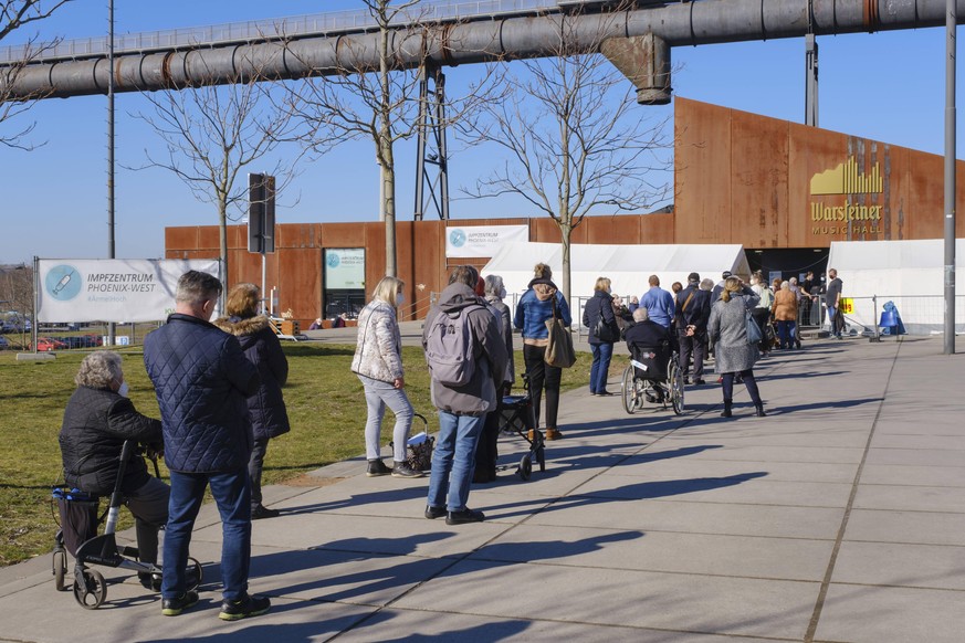 Warteschlange vor einem Impfzentrum in Dortmund.