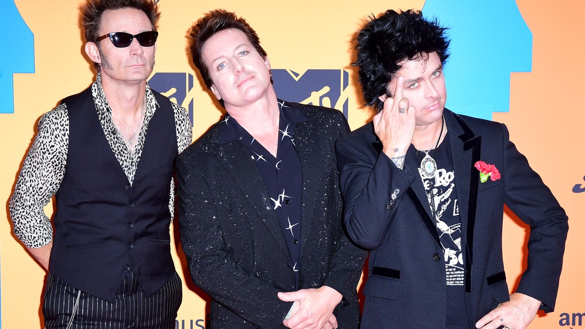 ARCHIV - 03.11.2019, Spanien, Sevilla: Tre Cool (l-r), Mike Dirnt und Billie Joe Armstrong, Mitglieder der Band Green Day, posieren auf dem roten Teppich der MTV Europe Music Awards 2019 im FIBES Conf ...