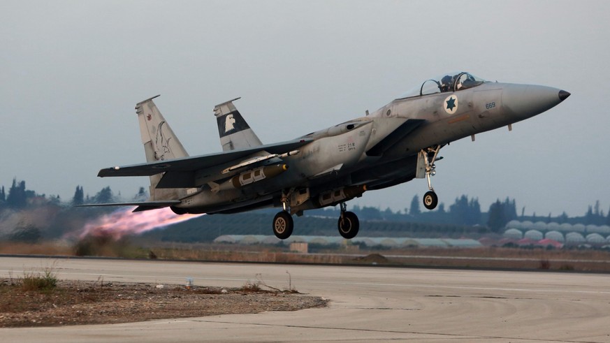 epa03478154 An Israeli F-15 &#039;Eagle&#039; military jet takes off from the Tel Nof Air Force base in central Israel, 19 November 2012. Israeli airstrikes on the Gaza Strip on 19 November killed two ...