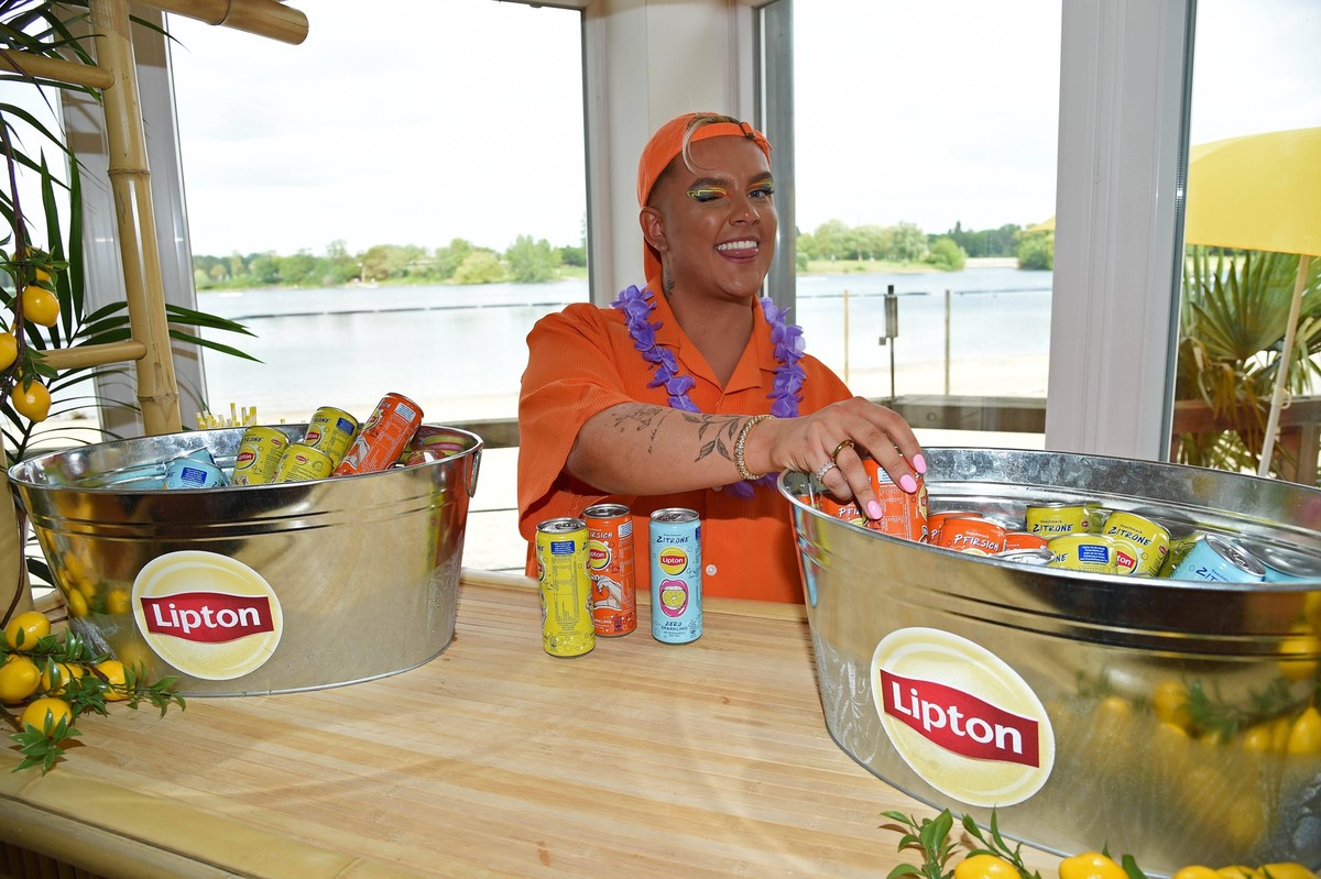 Twenty4Tim Tim Kampmann bei der LIPTON X TWENTY4TIM Summer Launchparty im Seepavillon in Köln am 23.05.2023 *** Twenty4Tim Tim Kampmann at the LIPTON X TWENTY4TIM Summer Launchparty at the Seepavillon ...