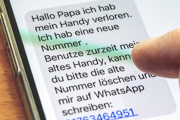 Betrugsmasche Fake SMS Handy verloren, Variante des Enkel-Tricks, 08.03.2023 Deutschland, München, 8. März 2023, Betrugsmasche Fake SMS mit Nachricht Handy verloren, Betrüger senden Phishing-Nachricht ...