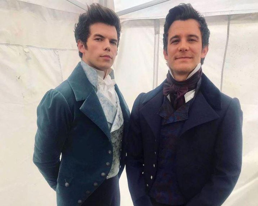 Luke Newton und Luke Thompson am Set von "Bridgerton".