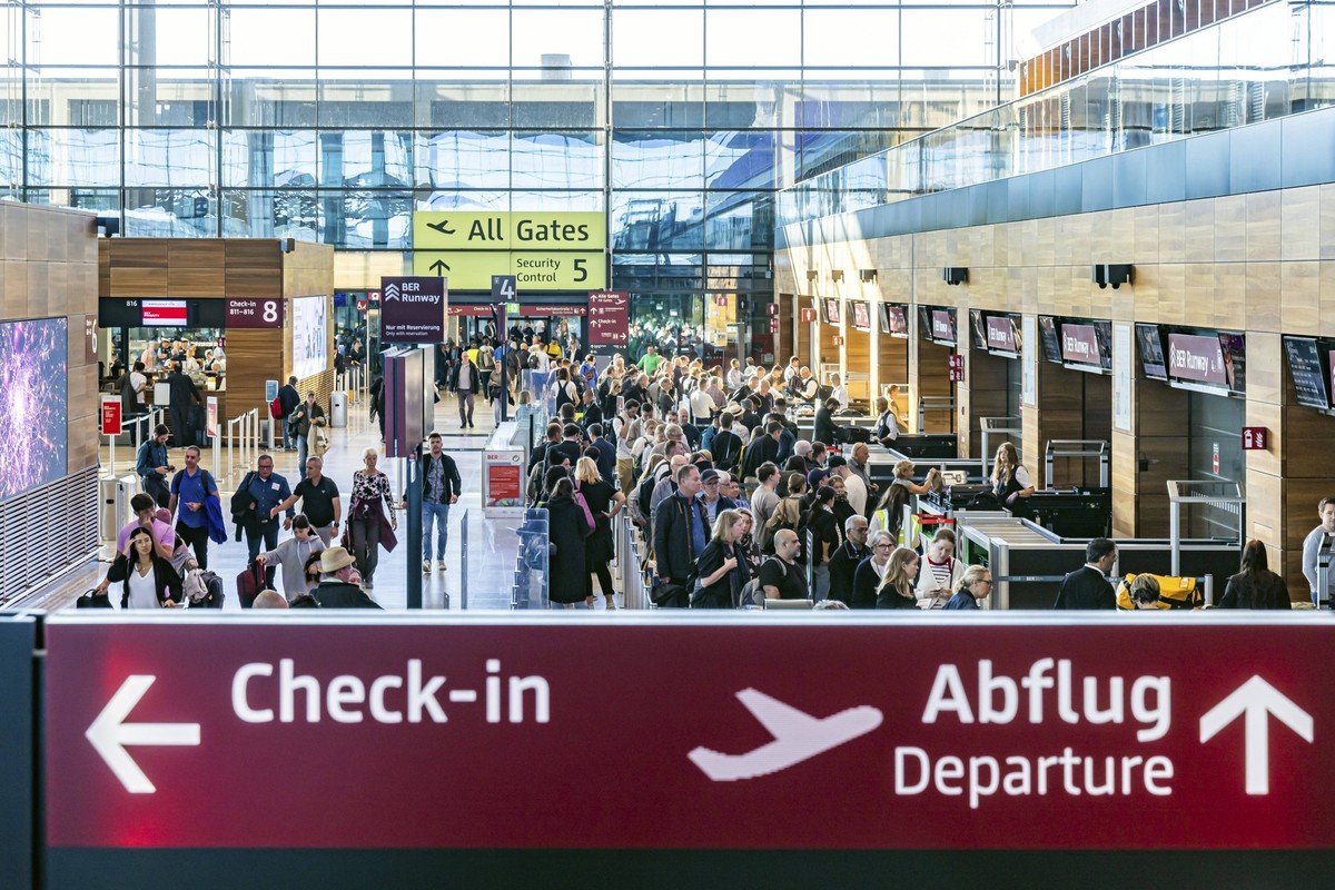 Flughafen Berlin-Brandenburg BER. Passagiere im Terminal 1 warten vor dem Abflug auf Check-in und Sicherheitskontrolle. Berlin, Deutschland, Europa Berlin-Brandenburg BER Airport. Passengers in Termin ...