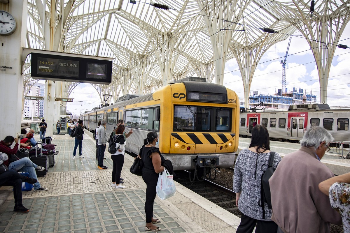 Travel Destination Portugal People wait for a regional train at the train station Oriente in Lissabon, Portugal on June 20, 2022. Berlin Berlin Deutschland PUBLICATIONxNOTxINxFRA Copyright: xEmmanuele ...