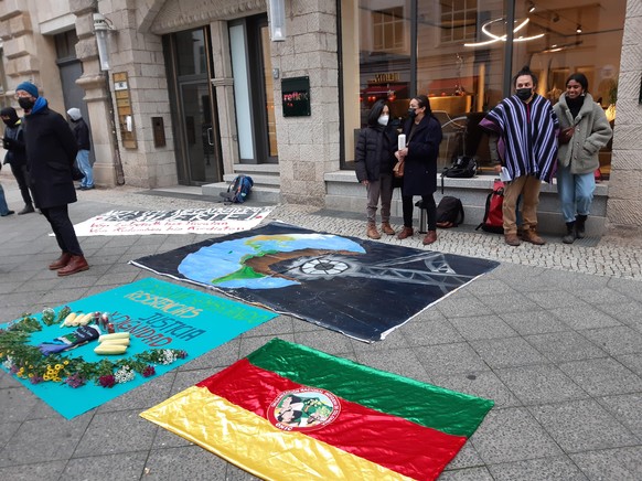 Die Klimaaktivisten haben Protestplakate gegen Kohleabbau vor die kolumbianische Botschaft.
