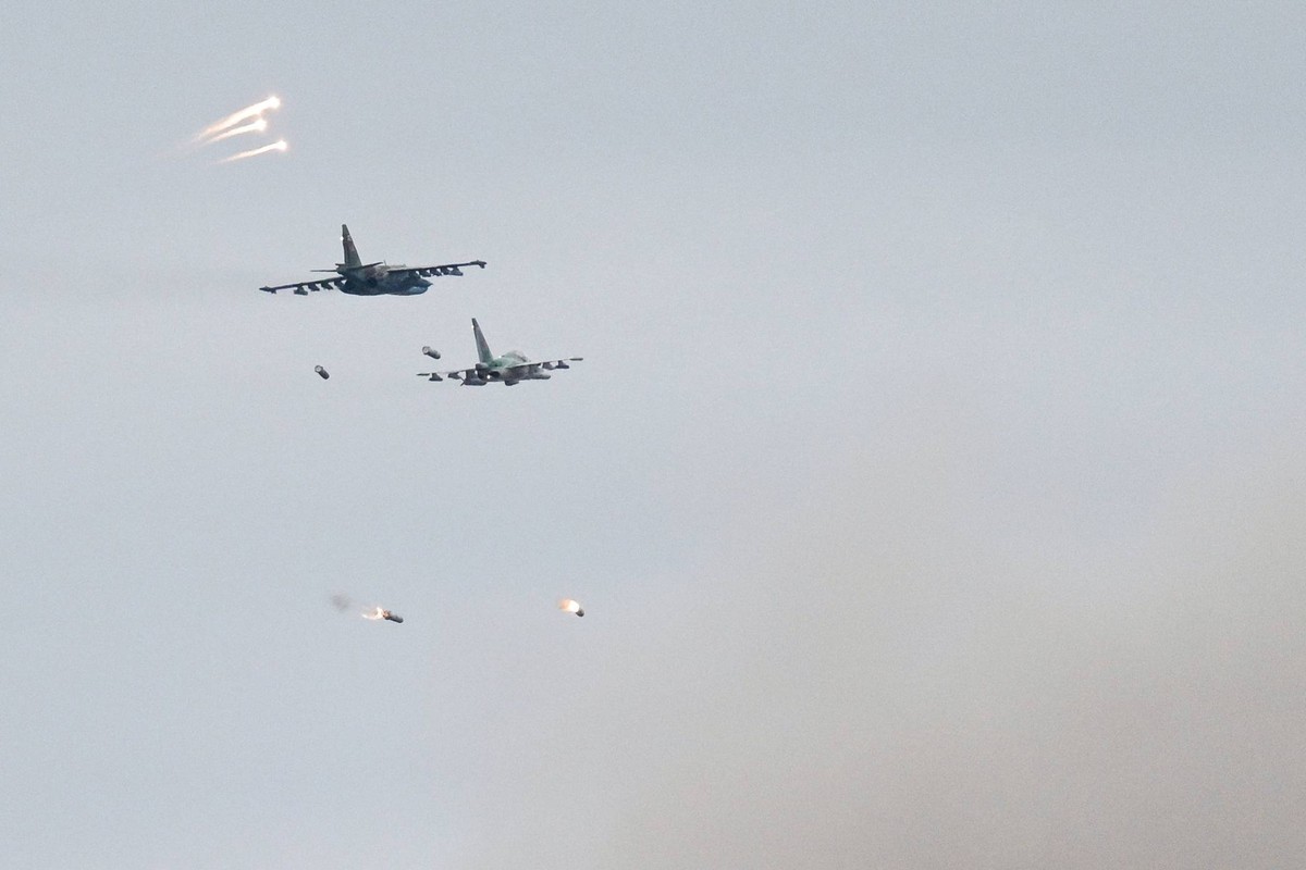 Belarus Russia Military Drills 9005341 15.09.2025 Sukhoi Su-25 jet fighters drop bombs during the Russian-Belarusian joint military drills Zapad 2025 West 2025 at the Borisovsky training ground in Min ...