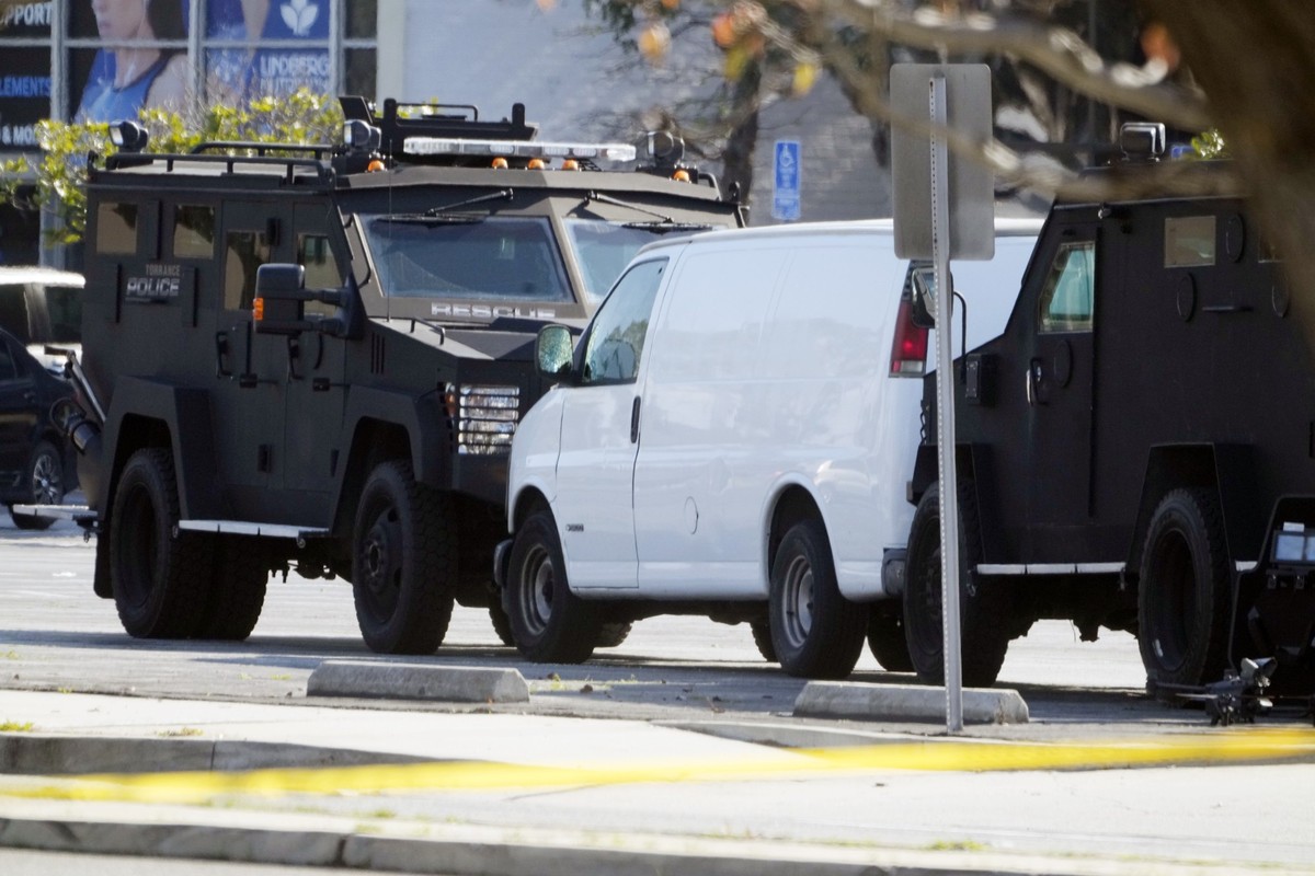 22.01.2023, USA, Torrance: Ein Lieferwagen wird in Torrance, Kalifornien, von SWAT-Einsatzkräften umstellt. Am Rande einer Feier zum chinesischen Neujahrsfest sind in Monterey Park im Großraum Los Ang ...