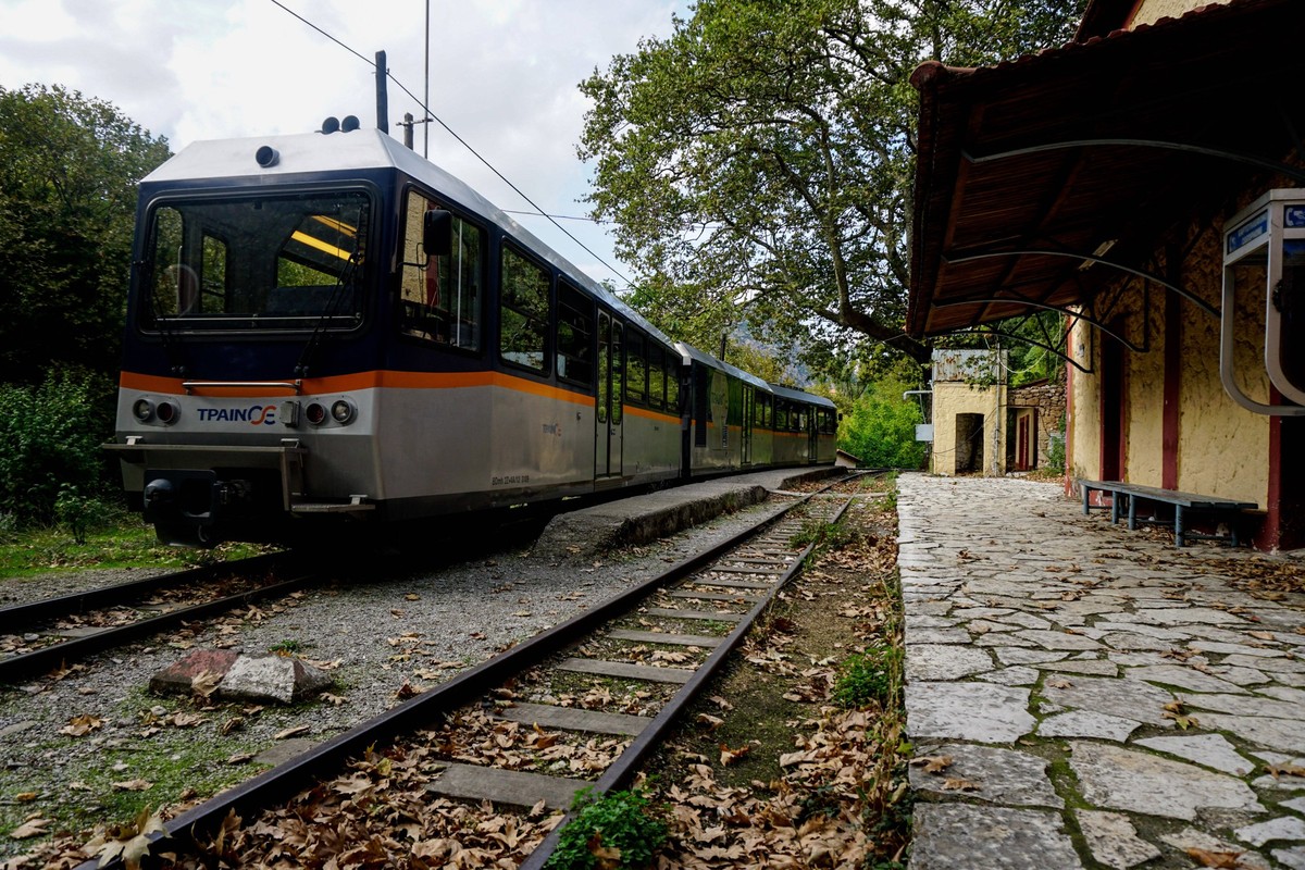 Bahnstation MEGA SPILEON auf der Bahnstrecke DiakoptoKalavryta, einer 22 km langen Schmalspurbahnstrecke im Norden der Peloponnes-Halbinsel in Griechenland, die die Hafenstadt Diakopto am Golf von Kor ...