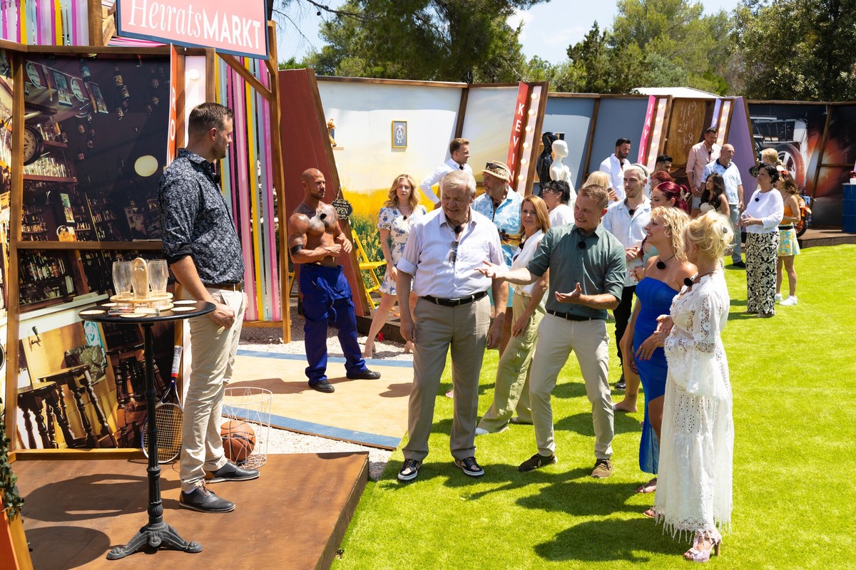 Titel: Der Heiratsmarkt;
Person: Roman; Peter; Sönke; Vivienne; Lina;
Copyright: ProSieben/Richard Hübner;
Fotograf: Richard Hübner;
Bildredakteur: Stephi Bruchner;
Dateiname: 2754820.jpg;
Rechtehinwe ...