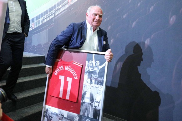 Praesident Uli Hoeness (FC Bayern Muenchen) verlaesst die Pressekonferenz, Pressekonferenz mit Uli Hoeness, FC Bayern Muenchen, Pressekonferenz, 1.Bundesliga, 30.08.2019 Muenchen Bayern Deutschland ** ...