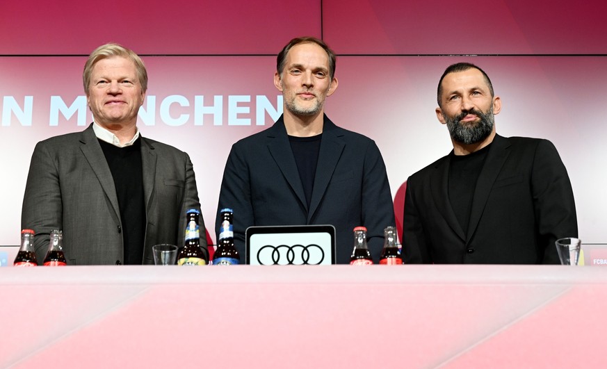 25.03.2023, Bayern, München: Fußball: Bundesliga. Vorstandschef Oliver Kahn (l-r), der neuen Cheftrainer Thomas Tuchel und Sportvorstand Hasan Salihamidzic stehen bei einer Pressekonferenz nach dem Tr ...