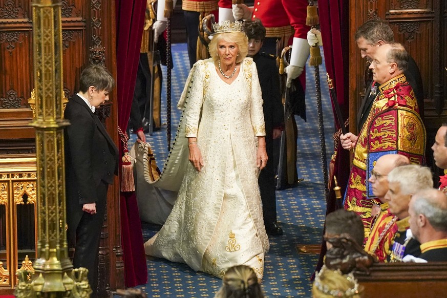 07.11.2023, Großbritannien, London: Königin Camilla (M) von Großbritannien trifft zur Eröffnung des Parlaments im House of Lords im Westminsterpalast ein. Foto: Arthur Edwards/The Sun Pool/AP/dpa +++  ...