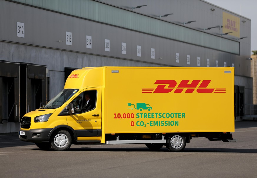 Ein Streetscooter steht vor der Zustellbasis. Bei der Elektrifizierung ihrer Transporterflotte kommt die Deutsche Post schrittweise voran. Sie schickt nun den 10 000. Elektro-Lieferwagen des Modells S ...