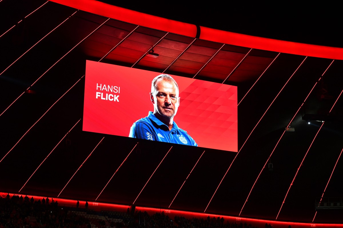 Hans Dieter Flick Hansi ,Trainer Bayern Muenchen bleibt bis mindestens Jahresende Bayern Cheftrainer. Archivfoto: Hans Dieter Flick Hansi ,Trainer Bayern Muenchen erscheint auf der Videowand. FC Bayer ...