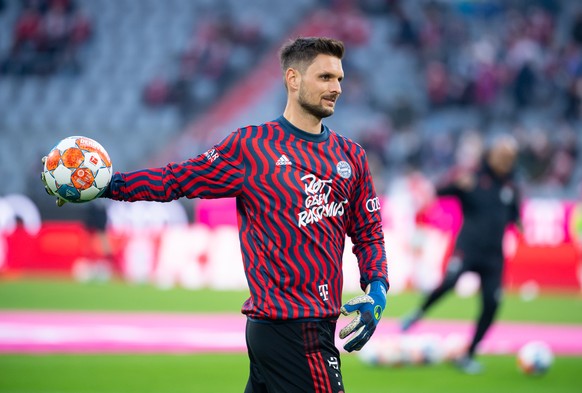 ARCHIV - 19.03.2022, Bayern, M�nchen: Fu�ball: Bundesliga, Bayern M�nchen - 1. FC Union Berlin, 27. Spieltag in der Allianz Arena. Torwart Sven Ulreich von M�nchen w�rmt sich auf. (Zu dpa: "Ulrei ...