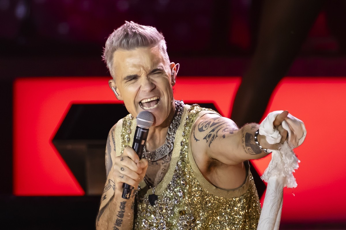 ARCHIV - 22.08.2023, Schweiz, Glattbrugg: Der britische S�nger Robbie Williams tritt im Rahmen des Z�rich Openair auf. Am 13. Februar wird der S�nger 50. (zu dpa: �Take-That-Rebell, Superstar, Familie ...