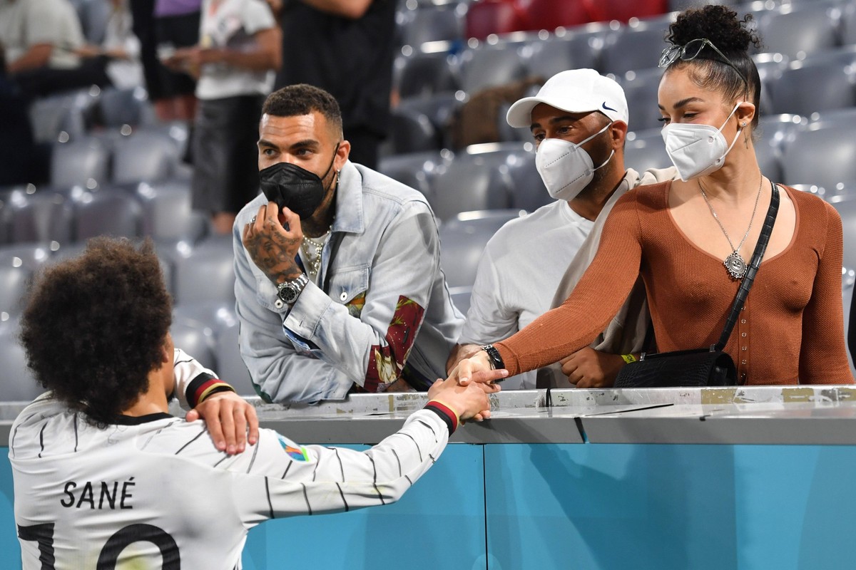 Leroy SANE GER mit Freundin Candice BROOK nach Spielende. Gruppenphase,Vorrunde Gruppe F, Spiel M12, Frankreich F - Deutschland GER 1-0 am 15.06.2021 in Muenchen / Fussball Arena Alliianz Arena. Fussb ...