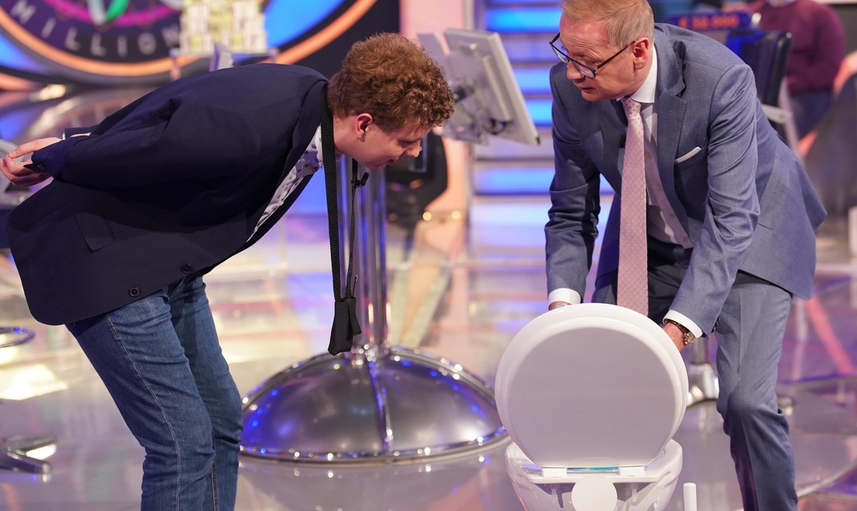 Günther Jauch zeigt Lennart Link, wie man eine WC-Ente richtig benutzt.