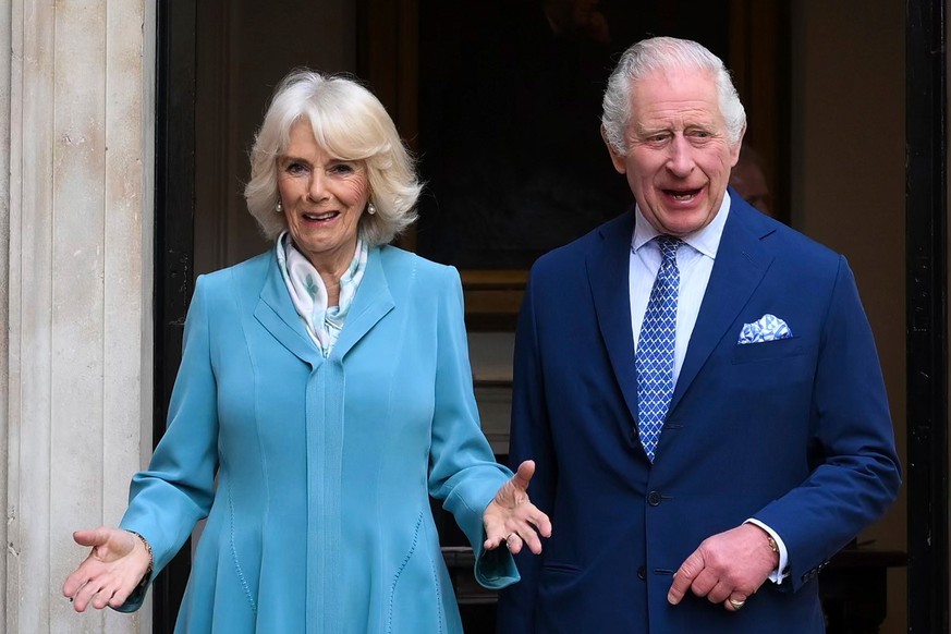 ARCHIV - 17.05.2023, Großbritannien, London: König Charles III. und Königin Camilla verlassen die St Paul&#039;s Church, auch Actors Church genannt, im Rahmen eines Rundgangs durch Covent Garden. Das  ...