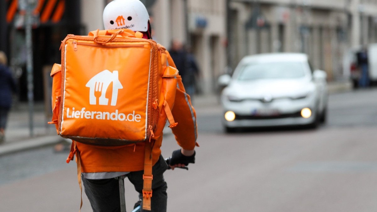 ARCHIV - 25.05.2020, Sachsen, Leipzig: Ein Fahradbote vom Lieferdienst «Lieferando.de» fährt durch die Innenstadt. Die Gewerkschaft Nahrung-Genuss-Gaststätten (NGG) fordert den Restaurant-Lieferdienst ...