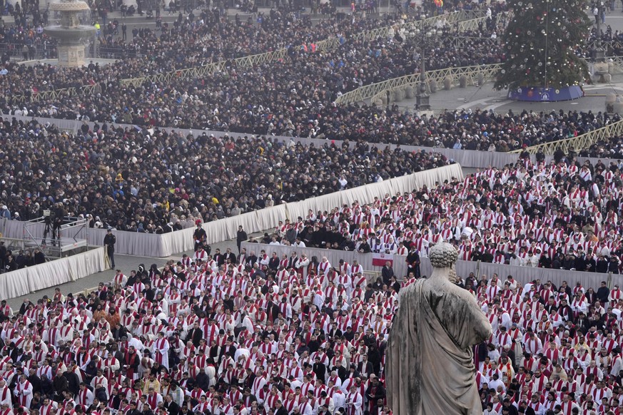 05.01.2023, Vatikan, Vatikanstadt: Gläubige nehmen an der öffentlichen Trauermesse für den emeritierten Papst Benedikt XVI. auf dem Petersplatz teil. Der emeritierte Papst Benedikt XVI. starb am 31.12 ...