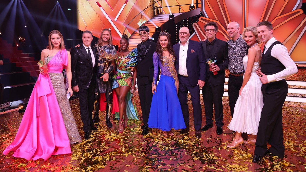 COLOGNE, GERMANY - MAY 28: Victoria Swarovski, Joachim Llambi, winner Rurik Gislason, Motsi Mabuse, Jorge Gonzalez, Renata Lusin, Gisli Kristofersson, Daniel Hartwich, guest, Valentina Pahde and Valen ...