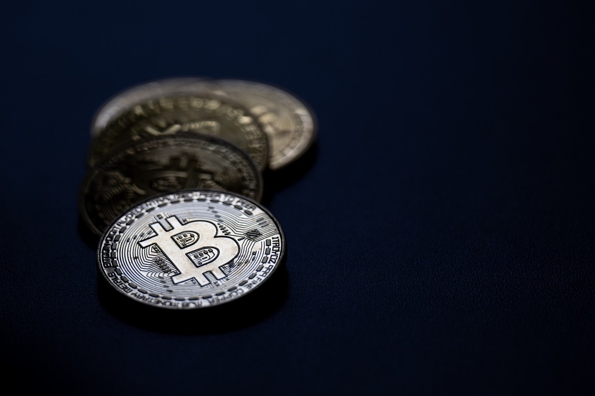 ILLUSTRATION - 28.02.2024, Berlin: Bitcoin-Münzen liegen auf einem Tisch. (zu dpa: «43-Jähriger um Bitcoins betrogen - hoher fünfstelliger Betrag») Foto: Hannes P Albert/dpa +++ dpa-Bildfunk +++