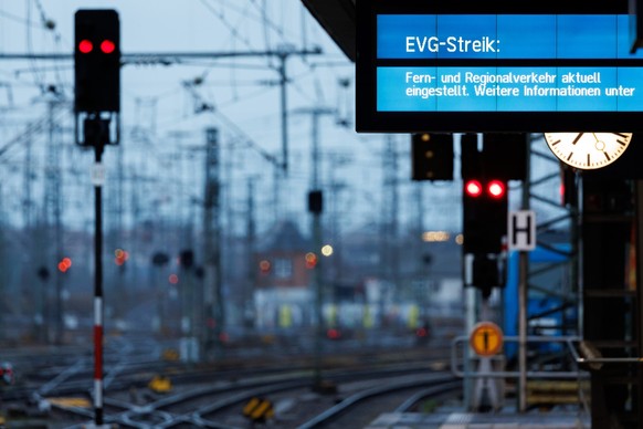 27.03.2023, Bayern, Nürnberg: &quot;EVG-Streik. Fern- und Regionalverkehr aktuell eingestellt&quot; steht auf einer Anzeigetafel im Hauptbahnhof. Mit einem großangelegten bundesweiten Warnstreik haben ...
