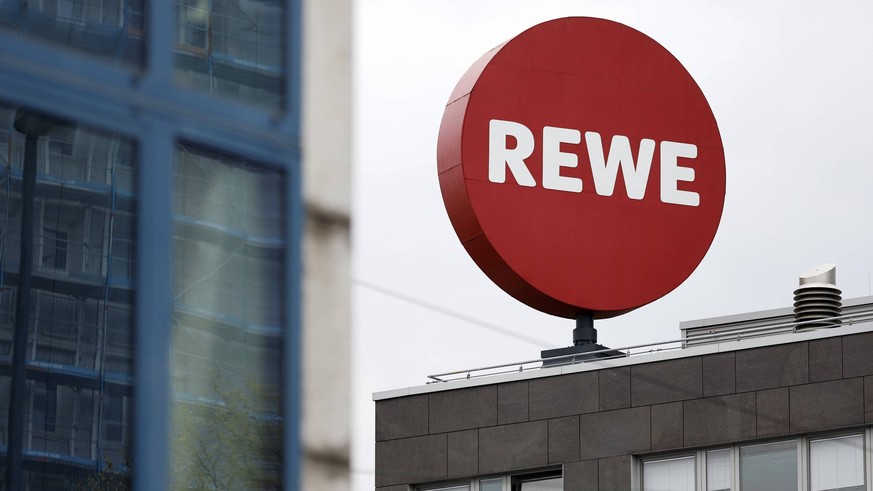 Reklame eines REWE Supermarktes in der Innenstadt. Themenbild, Symbolbild Köln, 29.04.2021 *** Advertisement of a REWE supermarket in the city centre Theme image, symbolic image Cologne, 29 04 2021 Fo ...