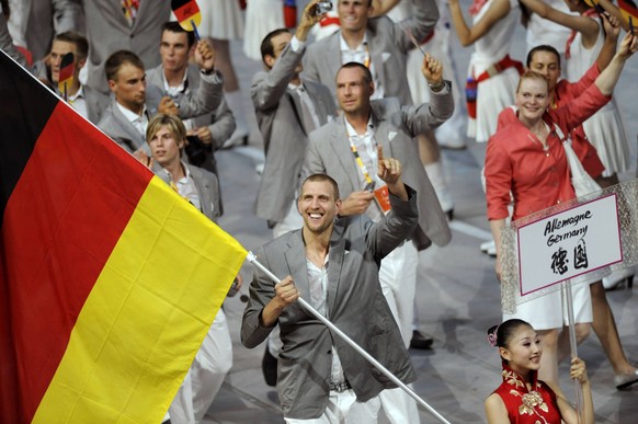 Fahnenträger Dirk Nowitzki führt die deutsche Delegation bei der Eröffnungsfeier der Olympischen Spiele 2008 an.