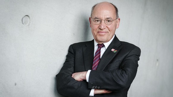 ARCHIV - 23.02.2022, Berlin: Gregor Gysi (Die Linke), Bundestagsabgeordneter, blickt am Rande einer Ausschusssitzung im Paul-Löbe-Haus in die Kamera des Fotografen. (zu dpa «Gysi hält sich mit Schwimm ...