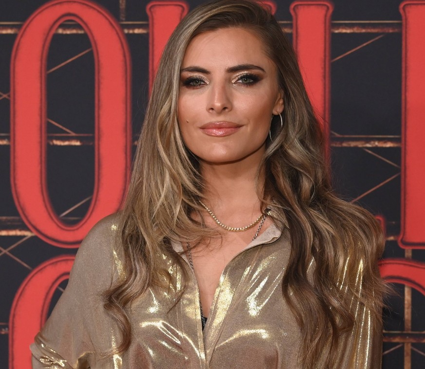 Schauspielerin Sophia Thomalla kommt über den roten Tepich bei der Galapremiere des Musical Moulin Rouge Das Musical in den Kölner Musical Dome *** Actress Sophia Thomalla comes across the red pond at ...