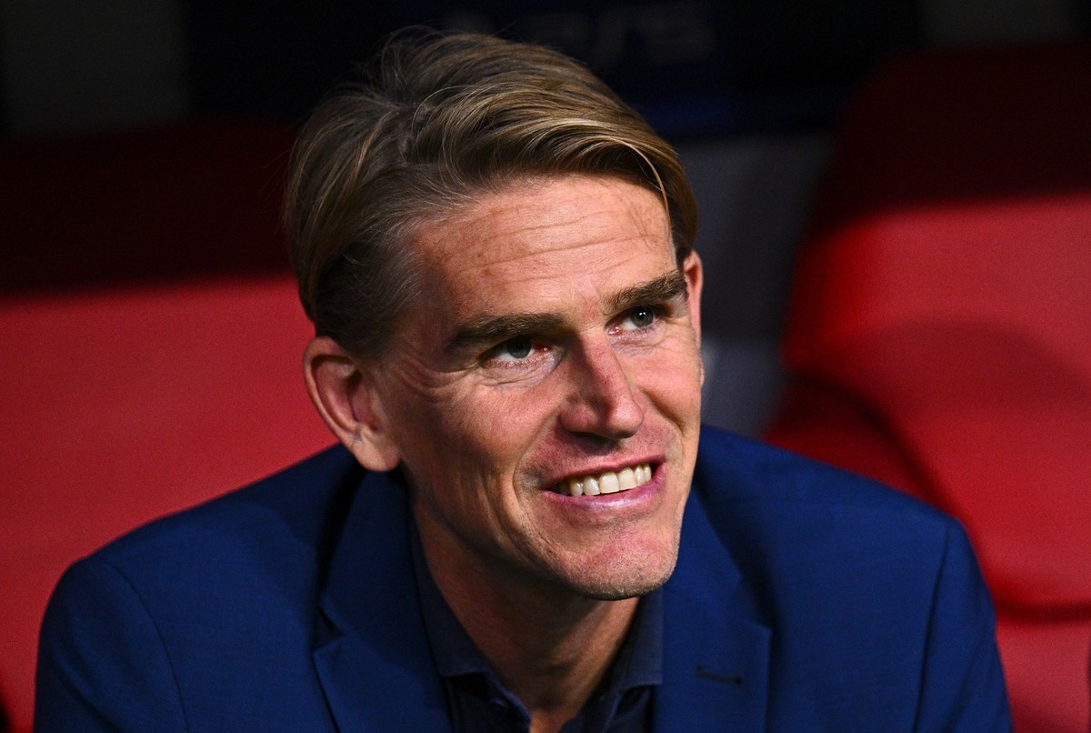 ARCHIV - 21.09.2023, Bayern, M�nchen: Fu�ball, Champions League, FC Bayern M�nchen - Manchester United, Gruppenphase, Gruppe A, 1. Spieltag, Allianz Arena, Bayerns Sportdirektor Christoph Freund auf d ...