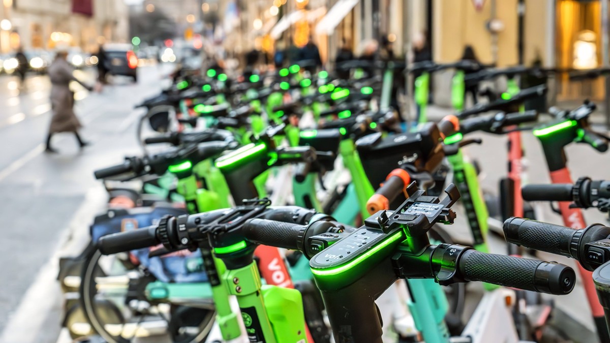 E-Scooter Stellplatz in der Maximilianstraße, München, Dezember 2023 Deutschland, München, Dezember 2023, E-Scooter Stellplatz in der Maximilianstraße, E-Roller, elektrisch betriebene Roller, E-Scoote ...