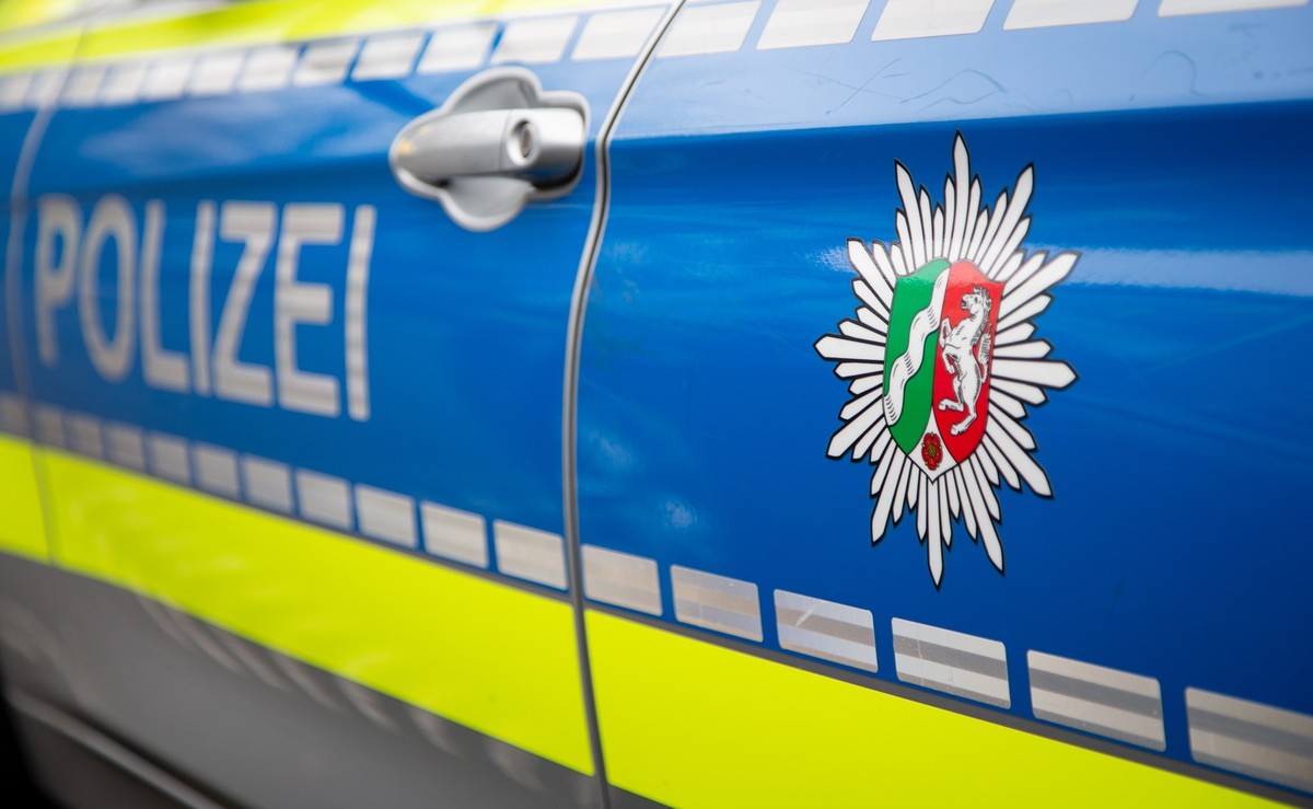 ARCHIV - 22.02.2019, Nordrhein-Westfalen, Detmold: Blick auf ein Emblem der Polizei in NRW an einem Polizeiauto. (zu dpa: «E-Scooter-Fahrer bei Unfall in Bochum schwer verletzt») Foto: Friso Gentsch/d ...