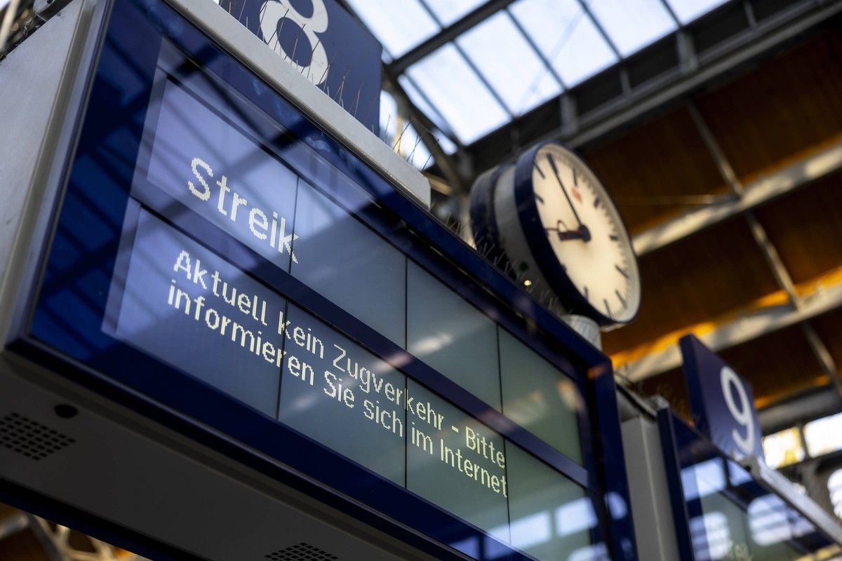 Bahnstreik der EVG, Themenbild, Symbolbild, 21.04.23 Lübeck Schleswig-Holstein Germany *** Railroad strike of the EVG, theme picture, symbol picture, 21 04 23 Lübeck Schleswig Holstein Germany Copyrig ...