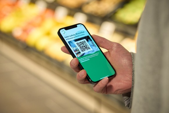 Die Rewe Pick&amp;Go App ermöglicht Kund:innen die Nutzung des neuen Rewe-Marktes in München. Das System erinnert an die Apps mit Treue-Boni von etwa Edeka, Lidl, Aldi oder Dm.