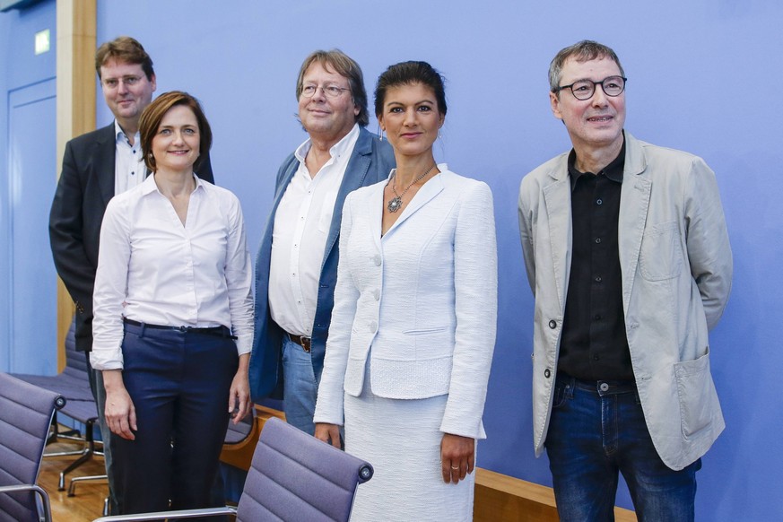 04.09.2018, Berlin, Deutschland - Pressekonferenz zur Gruendung der Sammlungsbewegung Aufstehen. Foto: v.r. Hans Albers, Kommunikationschef bei der Sammlungsbewegung Aufstehen, Dr. Sahra Wagenknecht,  ...