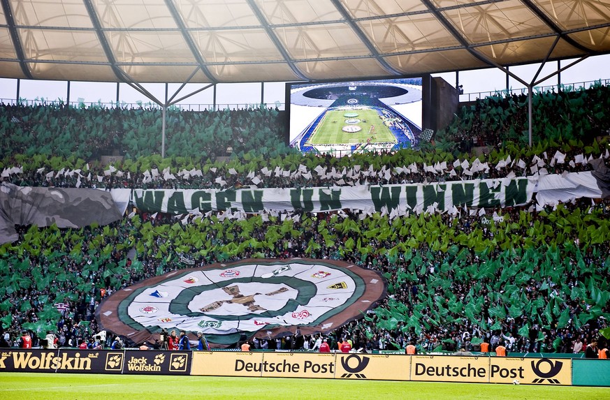 "Buten un binnen – wagen un winnen" (Draußen und drinnen – wagen und gewinnen) ist das Motto der Bremer Kaufleute. Die Werder-Fans nahmen es 2010 als Finalmotto auf einem Spruchband mit ins Stadion. Dazu eine Blockfahne, die eine Art Pokal-Glücksrad darstellte. "Winnen" tat aber der Gegner, die Bayern.