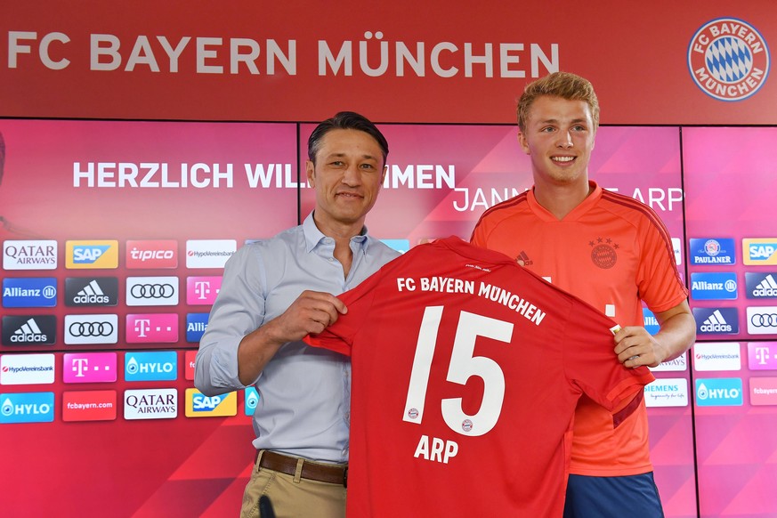 Jann Fiete ARP (Bayern Muenchen) und Niko KOVAC (Trainer Bayern Muenchen) zeigen das Trikoz mit der Rueckennummer 15. Praesentation,Vorstellung,Pressekonferenz Jann Fiete ARP (Bayern Muenchen). FC Bay ...