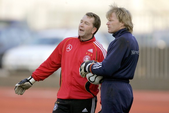 Bildnummer: 01995228 Datum: 20.03.2006 Copyright: imago/MIS
Torwart Oliver Kahn (re.) mit Torwarttrainer Andreas Köpke (beide Deutschland) im Gespräch; Vdig, quer, Torhüter, Keeper, Assistent, Assiste ...