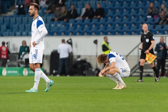 Nach Spielende Entaeuschung, frust bei Kenan Karaman FC Schalke 04, 19, Alex Kral FC Schalke 04, 30, TSG 1899 Hoffenheim vs FC Schalke 04, Fussball, Herren, DFB-Pokal, 2. Runde, Saison 22/23, GER, 18. ...