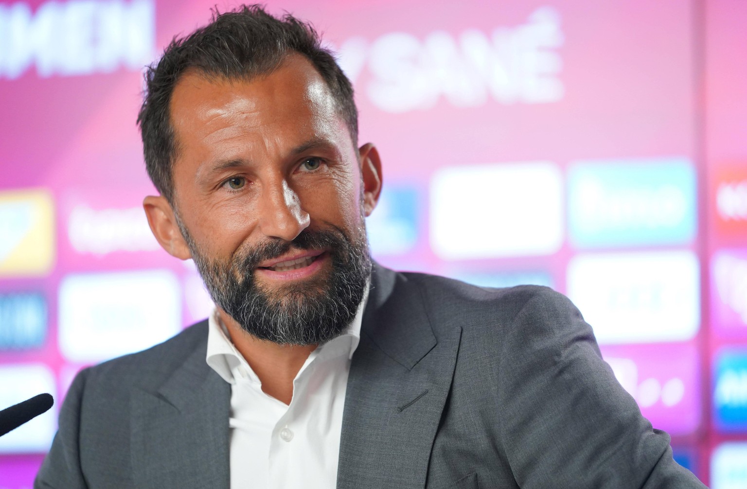 1.Bundesliga, Saison 2020/2021, FC Bayern M�nchen Vorstellung Leroy Sane, Hasan Salihamidzic, Manager FC Bayern M�nchen, 23.07.2020, M�nchen, *** 1 Bundesliga, season 2020 2021, FC Bayern Munich Prese ...