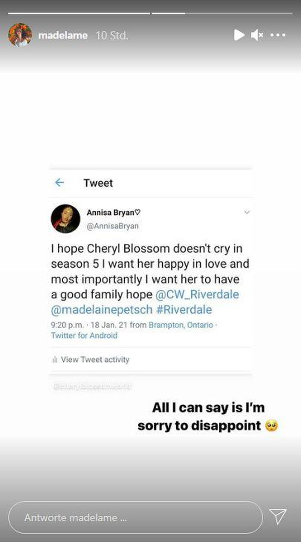 "Riverdale"-Star Madelaine Petsch antwortet einem Fan.