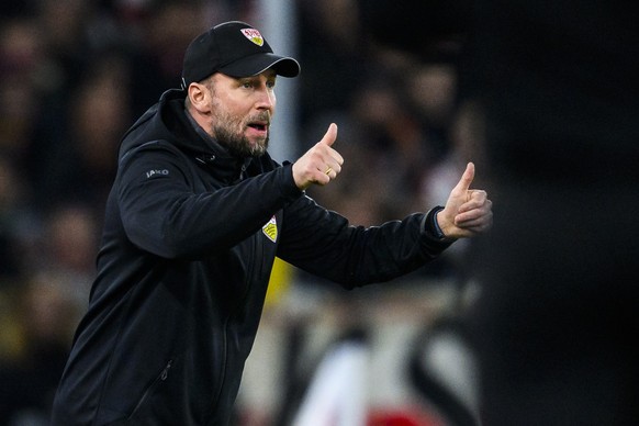 10.12.2023, Baden-Württemberg, Stuttgart: Fußball: Bundesliga, VfB Stuttgart - Bayer Leverkusen, 14. Spieltag, MHPArena. Stuttgarts Trainer Sebastian Hoeneß gestikuliert. Foto: Tom Weller/dpa - WICHTI ...