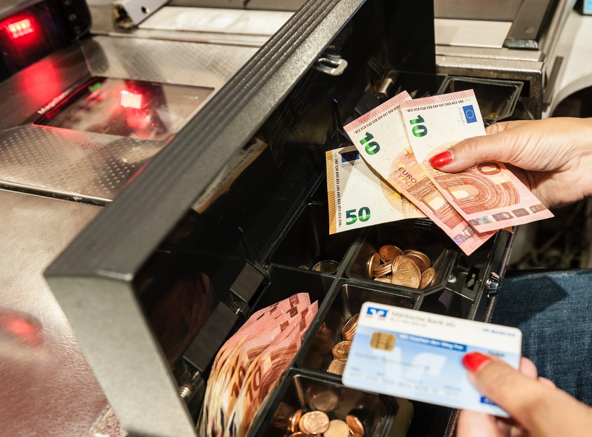Hattingen, Geld abheben im Supermarkt *** NUR F?R REDAKTIONELLE ZWECKE *** EDITORIAL USE ONLY ***&lt;p&gt;Einzelhandel in der Stadt Hattingen, in den Superm?rkten der Rewe Gruppe kann an der Supermark ...
