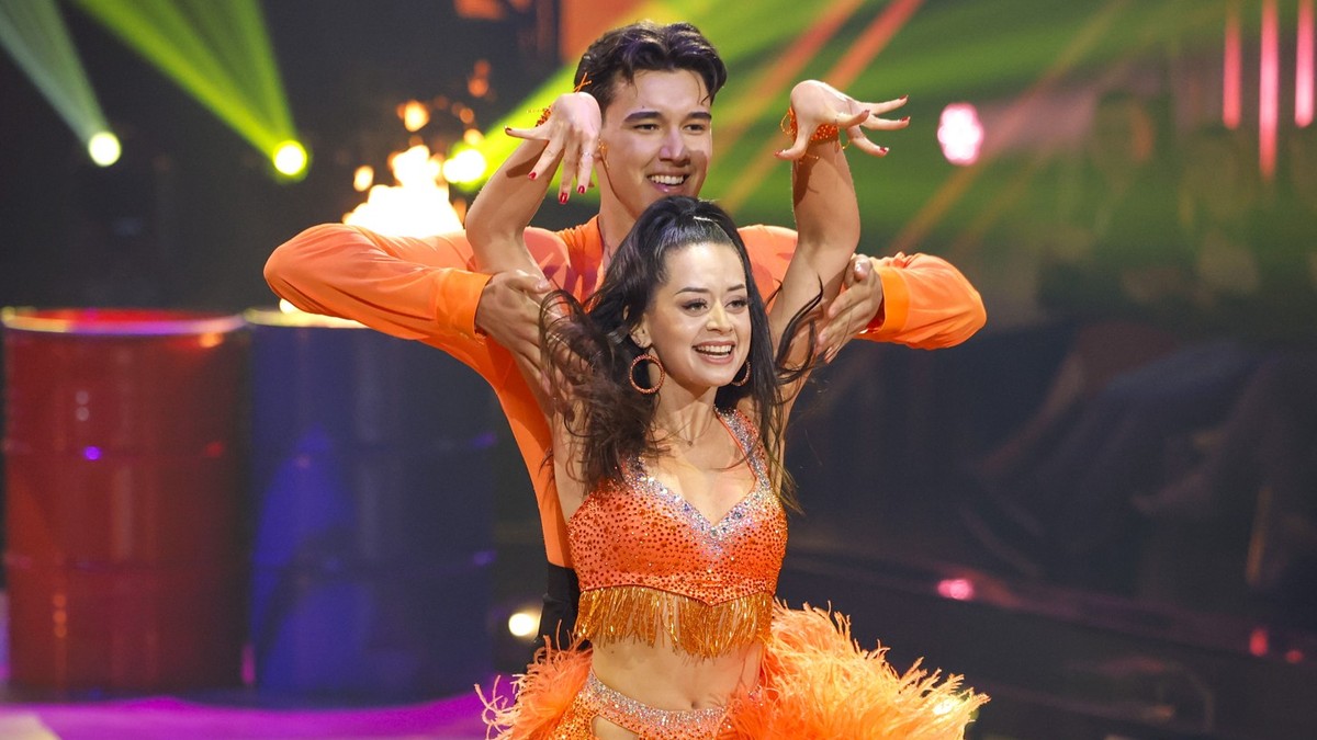 25.04.2025, Nordrhein-Westfalen, Köln: Diego Pooth, Influencer, und Malika Dzumaev, Profitänzerin, tanzen in der RTL-Tanzshow «Let's Dance» im Coloneum. Foto: Thomas Banneyer/dpa +++ dpa-Bildfunk ...