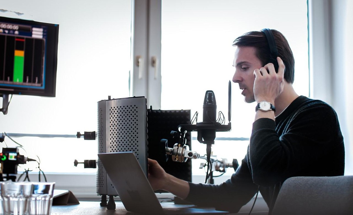 In seinem Podcast Climaware erklärt Gabriel Baunach beispielsweise die Berichte des Weltklimarates IPCC, oder er tauscht sich mit bekannten Klimaforschenden über die Klimakrise und ihre Folgen aus.